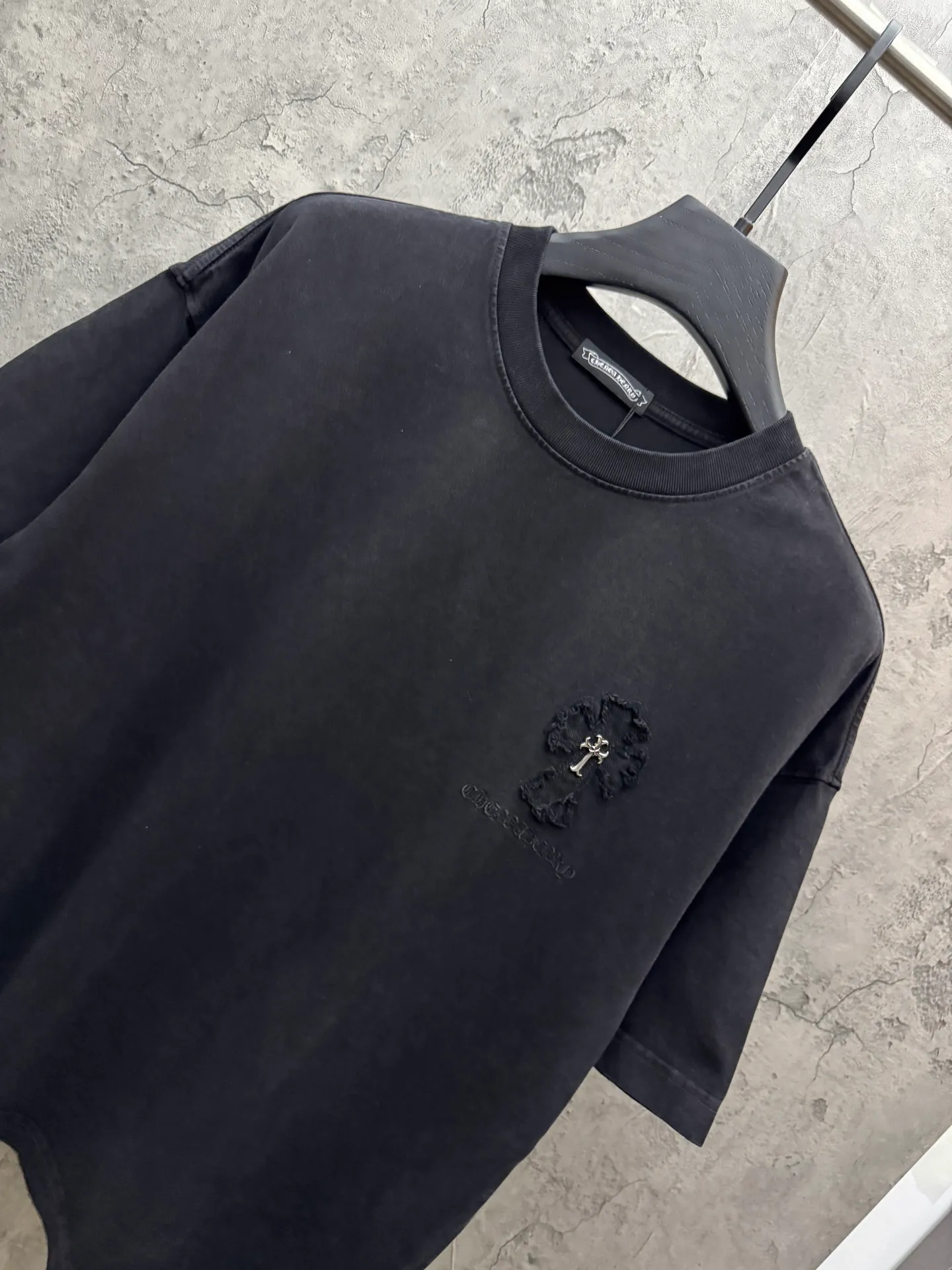 P230 top version, real shot without P, ​​different from market currency) 𝗖𝗵𝗿𝗼𝗺𝗲 𝗛𝗲𝗮𝗿𝘁𝘀/Croxin 2026 spring new original single counter American washed patch embroidered couple short sleeves 👑The highest version! Customized fabric 320 grams, washed and fried. Best-selling model at the counter. Very comfortable to wear. Accessories: Original molded and authenticated collar label➕100% silk wash label. Genuine purchase-grade original hangtag➕matching hanging rope➕3D hanging beads➕original packaging bag. Craftsmanship: The original version has consistent wiring! The highest version of the armhole matching technique! Color: Gray Black Size: S M L XL Style No.: 6609